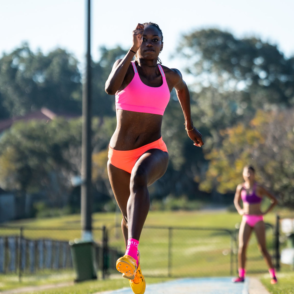 hot pink running crop