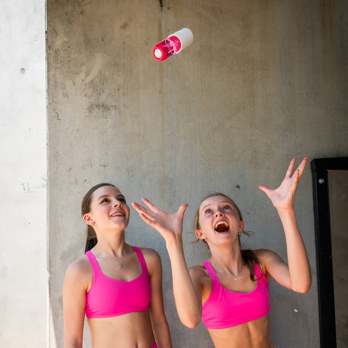 hot pink running crop